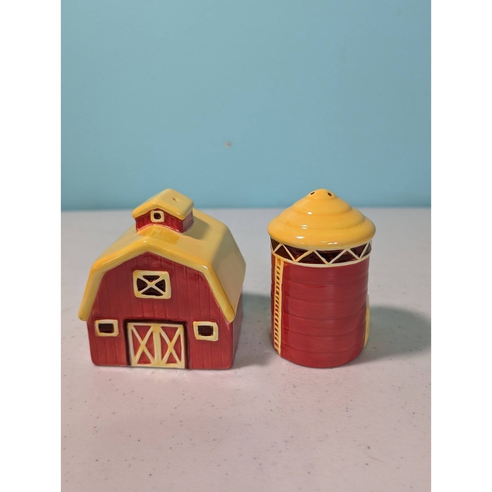 John Deere Farm Barn Silo Ceramic Salt and Pepper Shakers Set - Picture 8 of 10